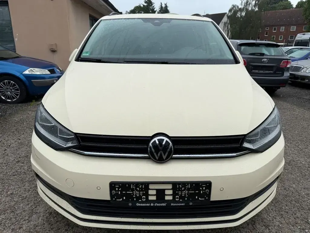 Gebraucht VW Touran 150 PS (110 kW) 2024 Beige Van / Kleinbus