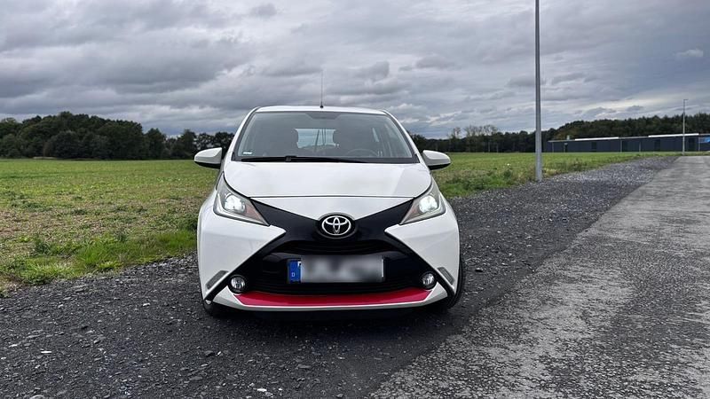 Weiß Gebraucht 2015 Toyota Aygo Kleinwagen | 5.500 € (Fairer Preis) - Bild 1/4