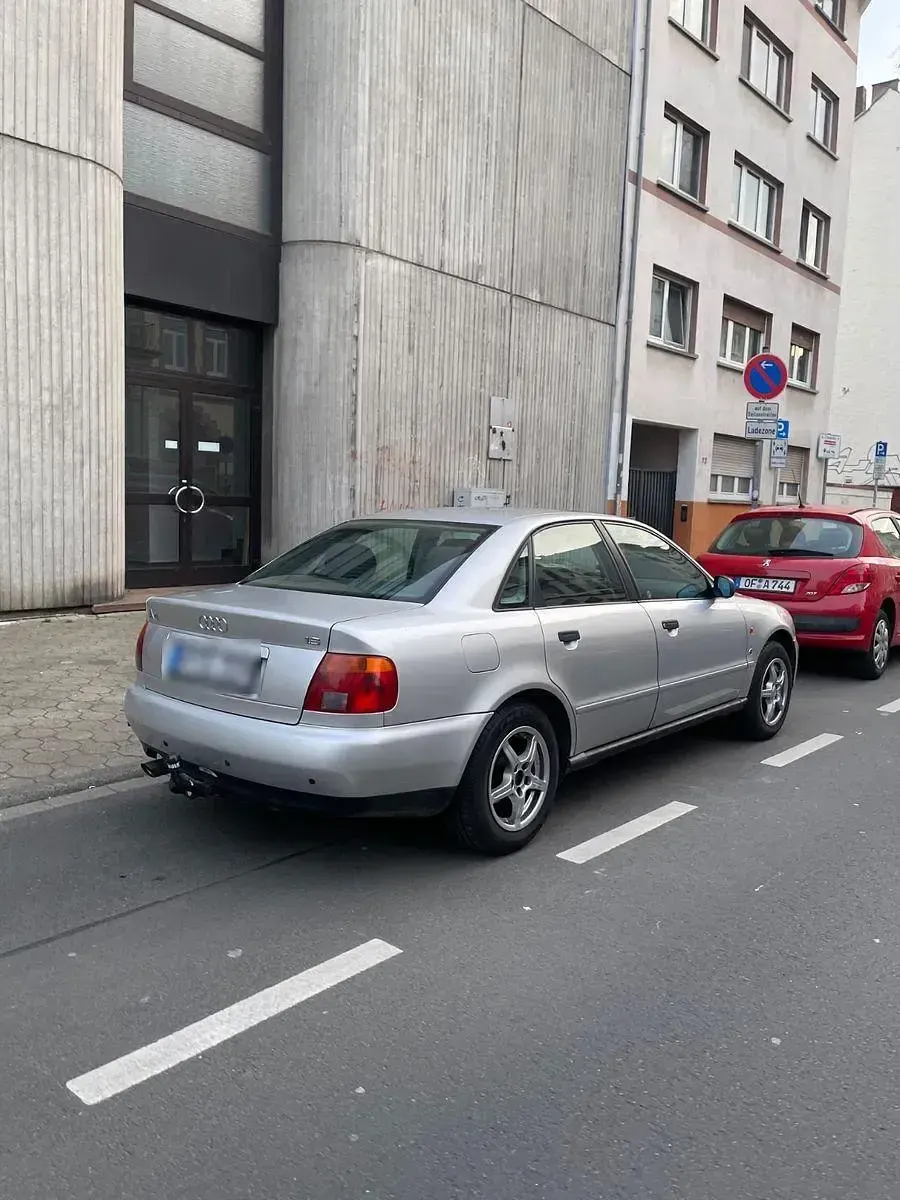 Używany Audi A4 125 KM (91 kW) 1995 Srebrny Sedan/Limuzyna