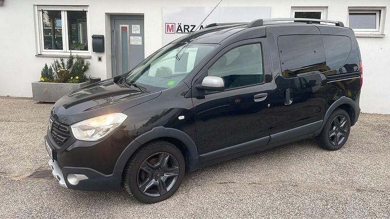 Schwarz Gebraucht 2017 Dacia Dokker Celebration Van | 11.990 € (Fairer Preis) - Bild 1/4