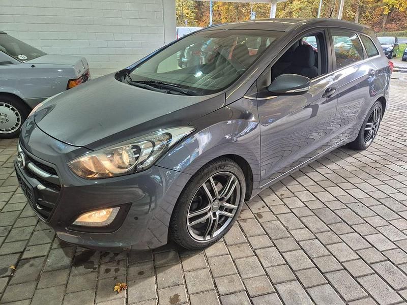 Grau Gebraucht 2016 Hyundai i30 Trend Kombi | 9.390 € (Fairer Preis) - Bild 1/4