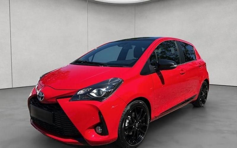 Rot Gebraucht 2020 Toyota Yaris Hybrid Sport Limousine | 15.990 € (Guter Preis) - Bild 1/4