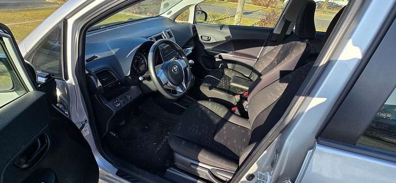 Gebraucht Toyota Verso-S 99 PS (72 kW) 2014 Silber Van / Kleinbus