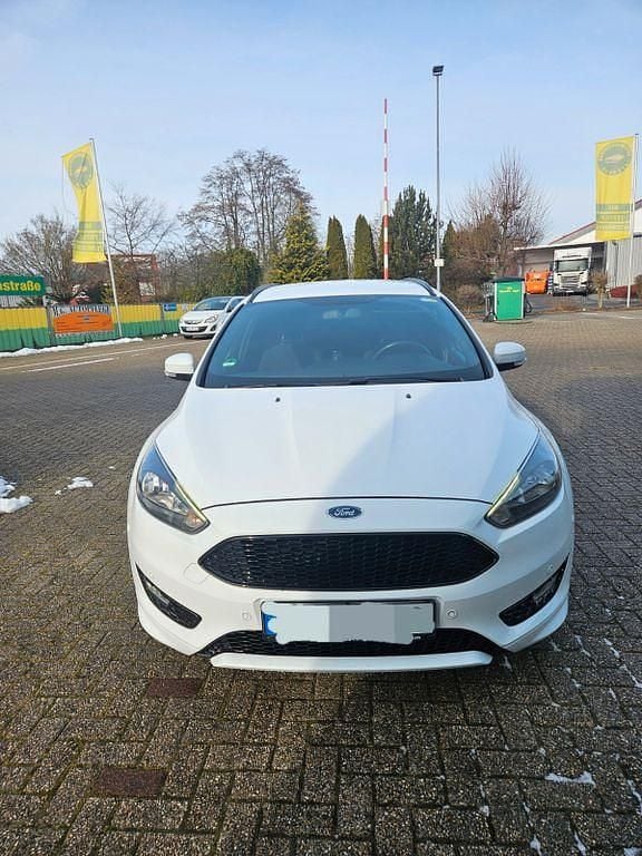Weiß Gebraucht 2018 Ford Focus ST-Line Limousine | 7.900 € (Superpreis) - Bild 1/4