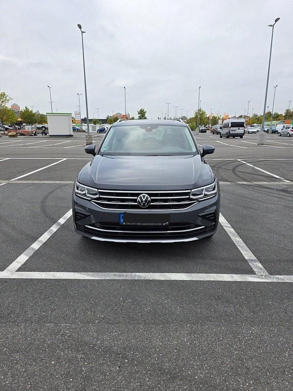 Grau Gebraucht 2022 VW Tiguan Elegance SUV | 29.000 € (Superpreis) - Bild 1/4