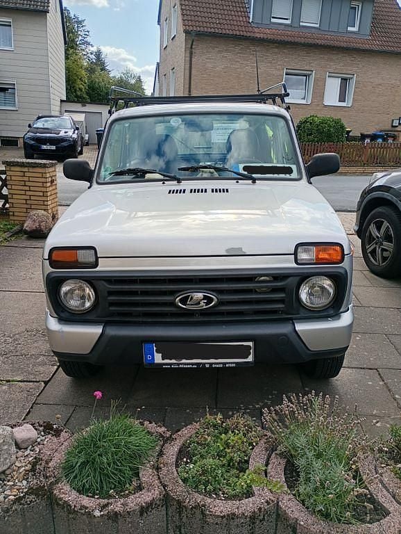 Silber Gebraucht 2018 Lada Urban SUV | 8.300 € (Superpreis) - Bild 1/4