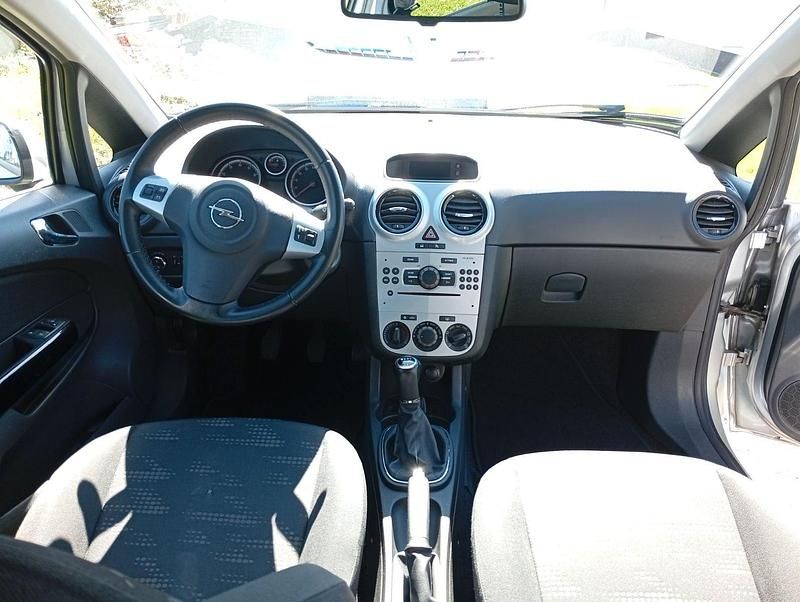 Gebraucht Opel Corsa Selection 87 PS (63 kW) 2011 Silber Kleinwagen