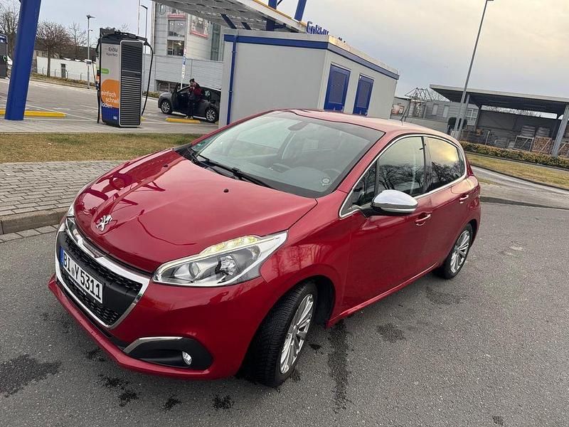 Rot Gebraucht 2016 Peugeot 208 Allure Kleinwagen | 10.000 € (Fairer Preis) - Bild 1/4