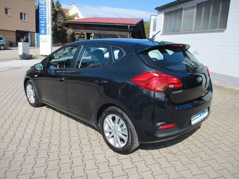 Gebraucht Kia Ceed Edition 7 99 PS (72 kW) 2015 Schwarz Kleinwagen