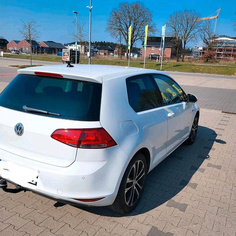 Gebraucht VW Golf VII 125 PS (91 kW) 2015 Weiß Limousine