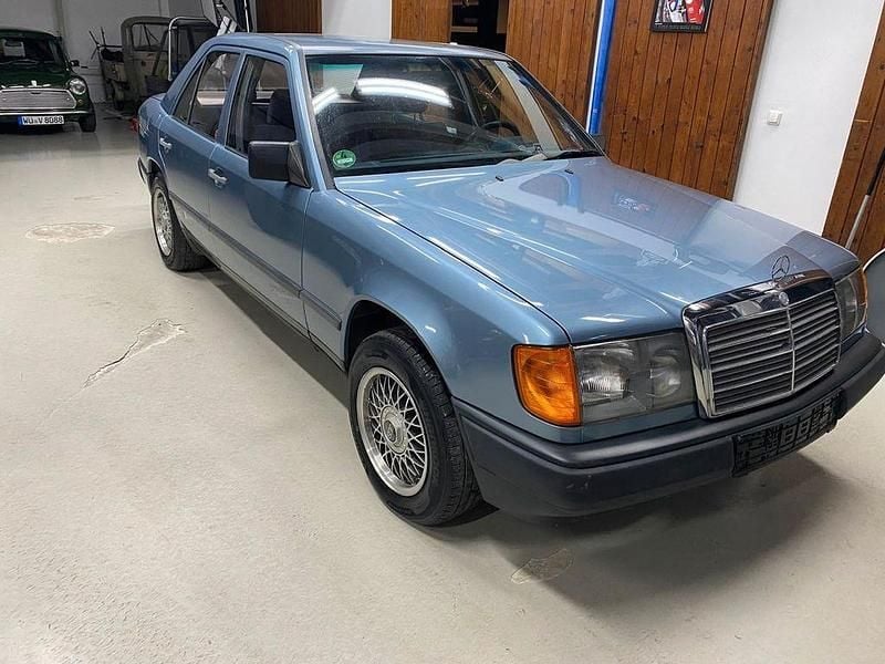 Blau Gebraucht 1989 Mercedes E230 Limousine | 6.990 € - Bild 1/4