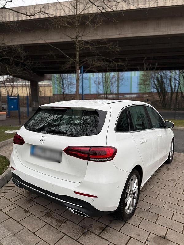 Gebraucht Mercedes B200 163 PS (119 kW) 2020 Weiß Van / Kleinbus