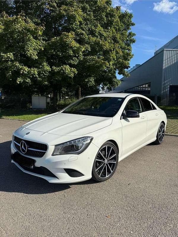Weiß Gebraucht 2015 Mercedes CLA200 AMG line Coupé | 18.000 € (Etwas zu teuer) - Bild 1/4