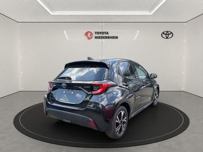 Neu Toyota Yaris Hybrid Comfort 116 PS (85 kW) 2025 Schwarz Limousine