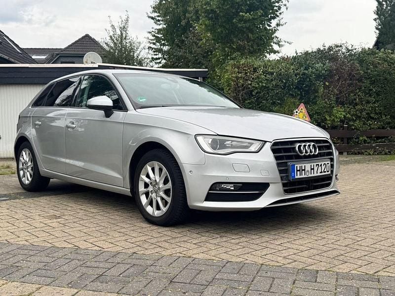Silber Gebraucht 2013 Audi A3 Sportback Ambiente Limousine | 12.900 € (Superpreis) - Bild 1/4