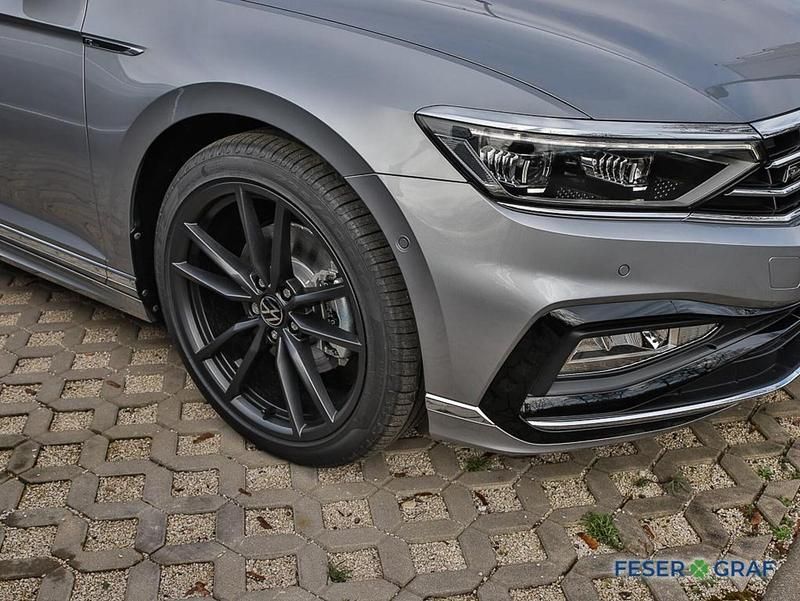 Gebraucht VW Passat Elegance 200 PS (147 kW) 2023 Pyrit silber metallic Kombi