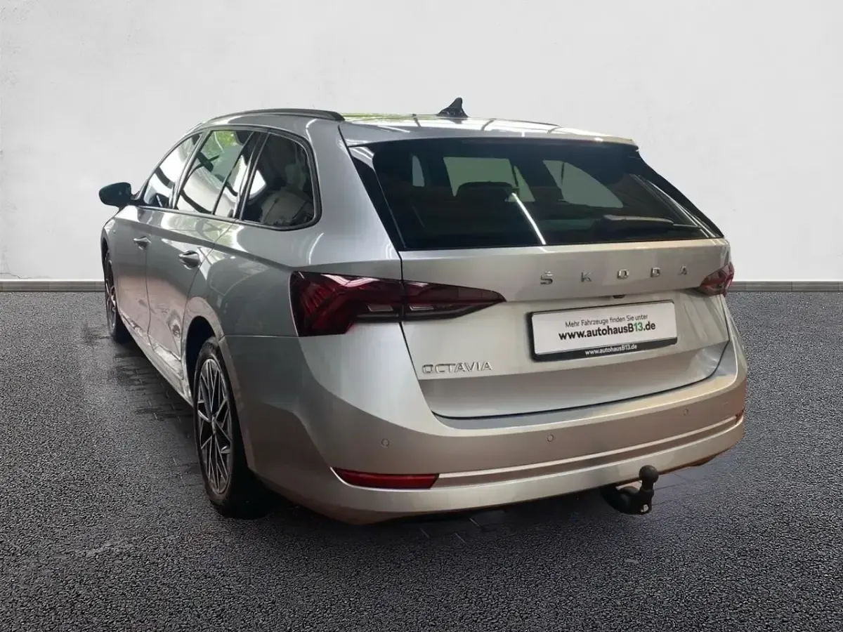 Gebraucht Skoda Octavia Clever 150 PS (110 kW) 2023 Brillantsilber metallic Kombi