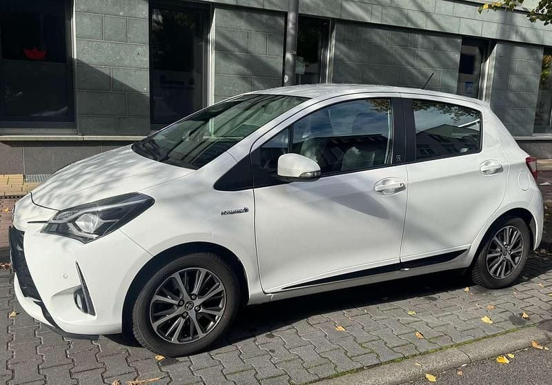 Gebraucht Toyota Yaris Hybrid Style 101 PS (74 kW) 2017 Weiß Kleinwagen