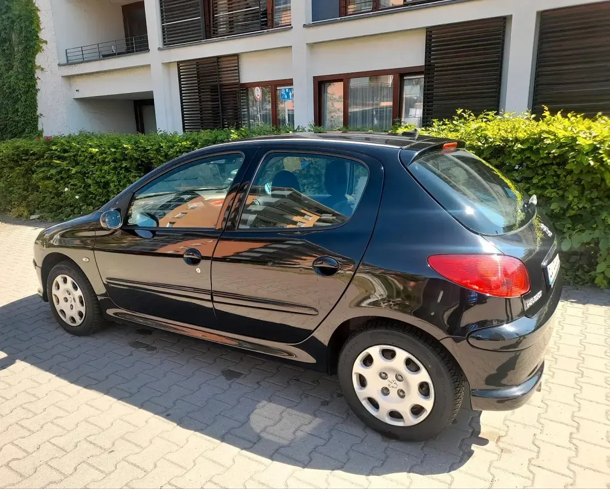 Gebraucht Peugeot 206 68 PS (50 kW) 2008 Schwarz Limousine