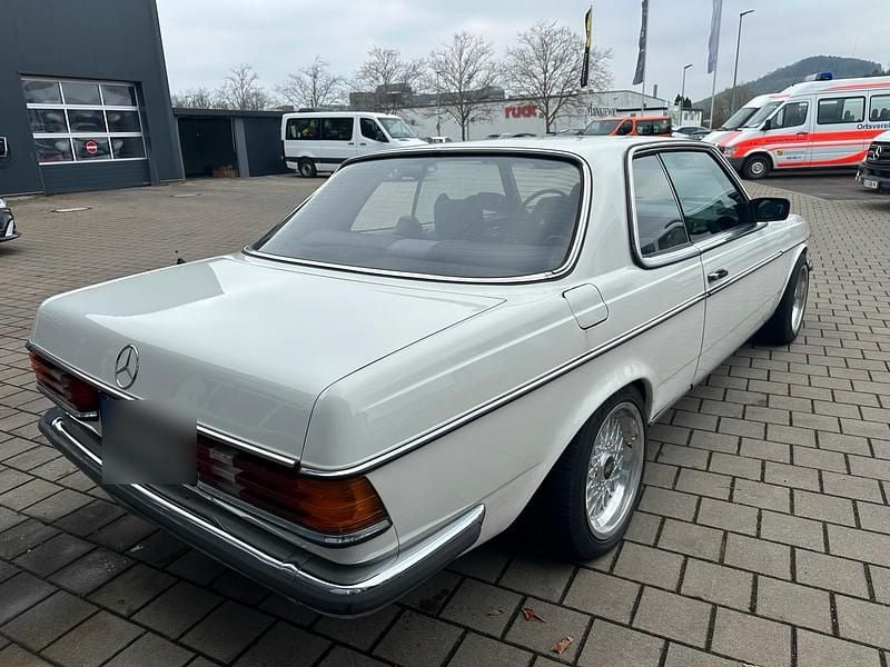 Gebraucht Mercedes 230 80 PS (58 kW) 1978 Weiß Coupé