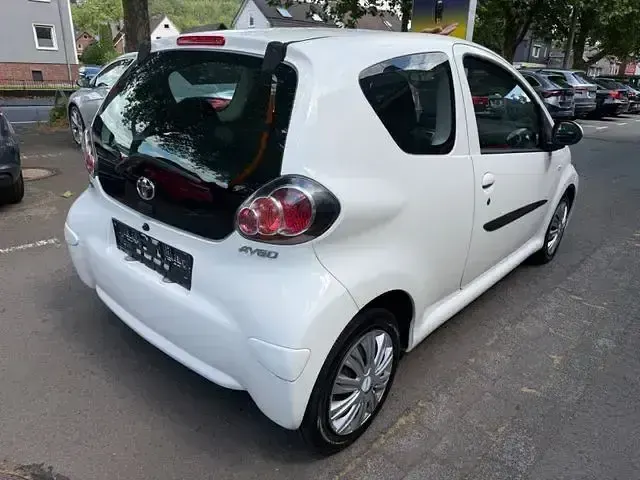 Gebraucht Toyota Aygo Cool 68 PS (50 kW) 2014 Cool white Kleinwagen