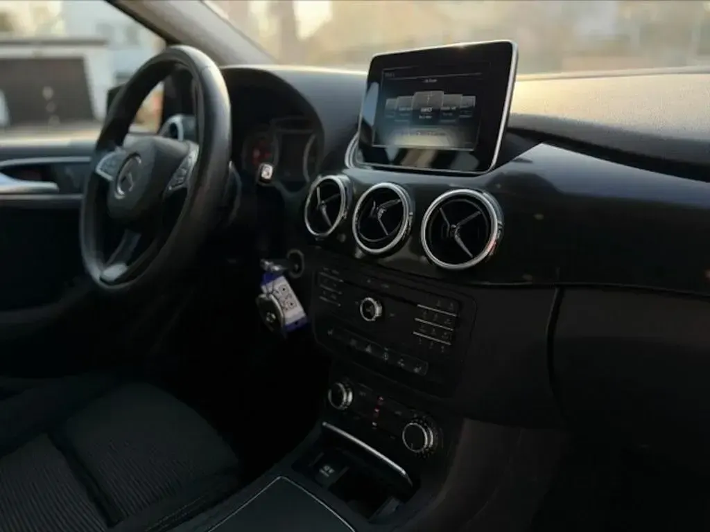 Gebraucht Mercedes B180 109 PS (80 kW) 2016 Schwarz Kleinwagen