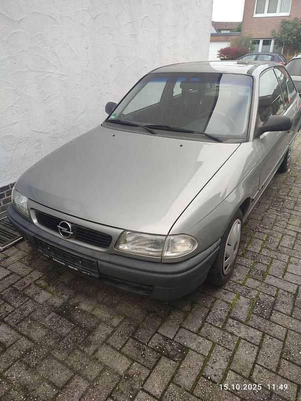 Second-hand Opel Astra 101 CP (74 kW) 1995 Gri Berlinǎ