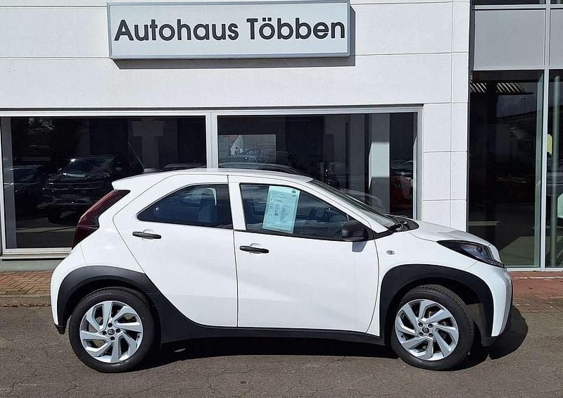 Schneeweiß Gebraucht 2023 Toyota Aygo Kleinwagen | 13.850 € (Guter Preis) - Bild 1/4