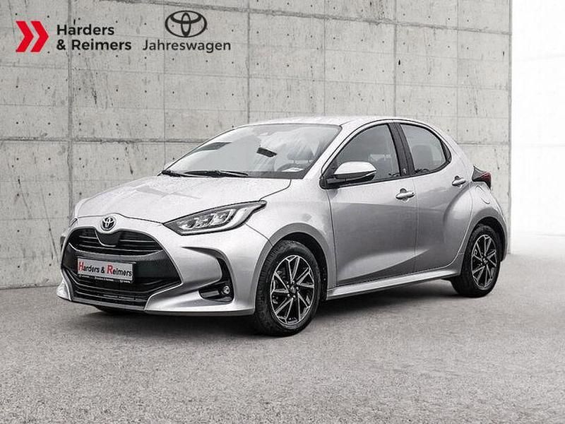 Silber Gebraucht 2024 Toyota Yaris Hybrid Team Limousine | 21.880 € (Guter Preis) - Bild 1/4