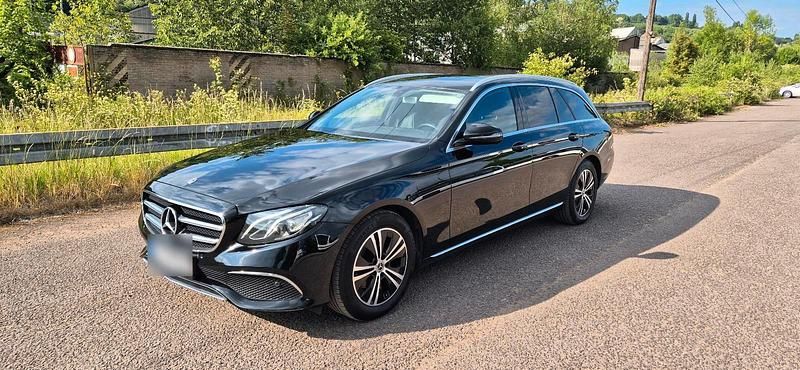 Schwarz Gebraucht 2019 Mercedes E220 Avantgarde Kombi | 25.400 € (Guter Preis) - Bild 1/4