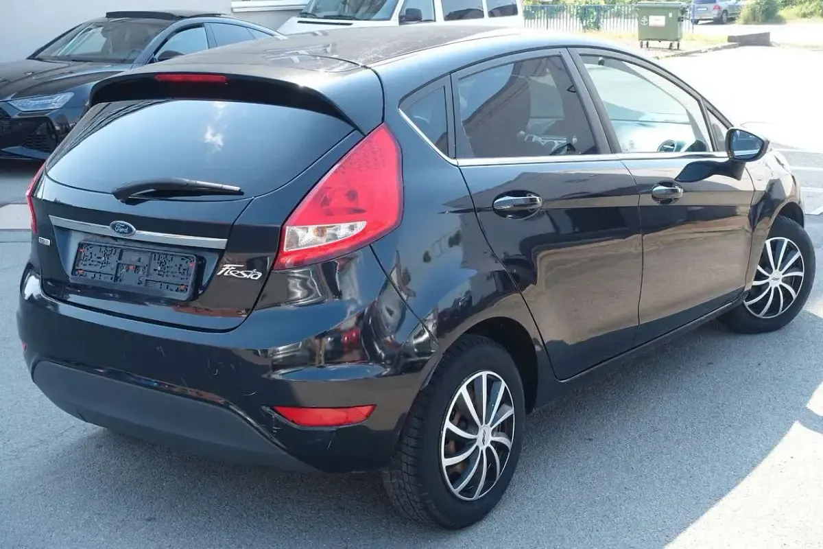 Gebraucht Ford Fiesta Titanium 69 PS (50 kW) 2010 Pantherschwarz metallic Kleinwagen