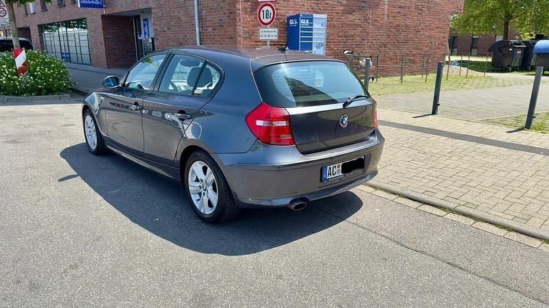 Grau Gebraucht 2007 BMW 118 Kleinwagen | 3.450 € (Guter Preis) - Bild 1/4