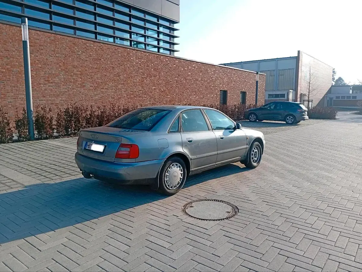 Używany Audi A4 101 KM (74 kW) 1997 Szary Sedan/Limuzyna