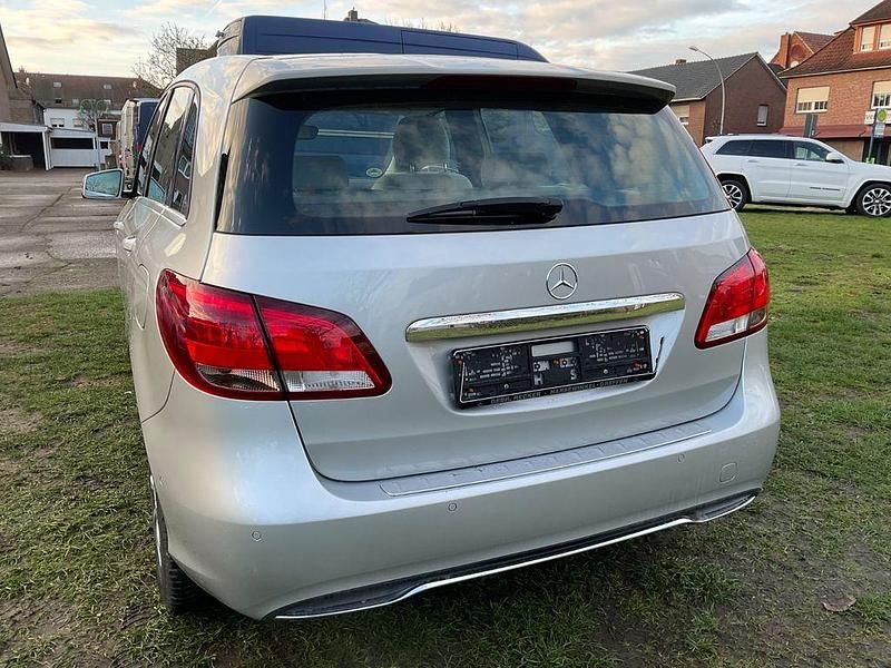Gebraucht Mercedes B180 122 PS (89 kW) 2017 Silber Van / Kleinbus