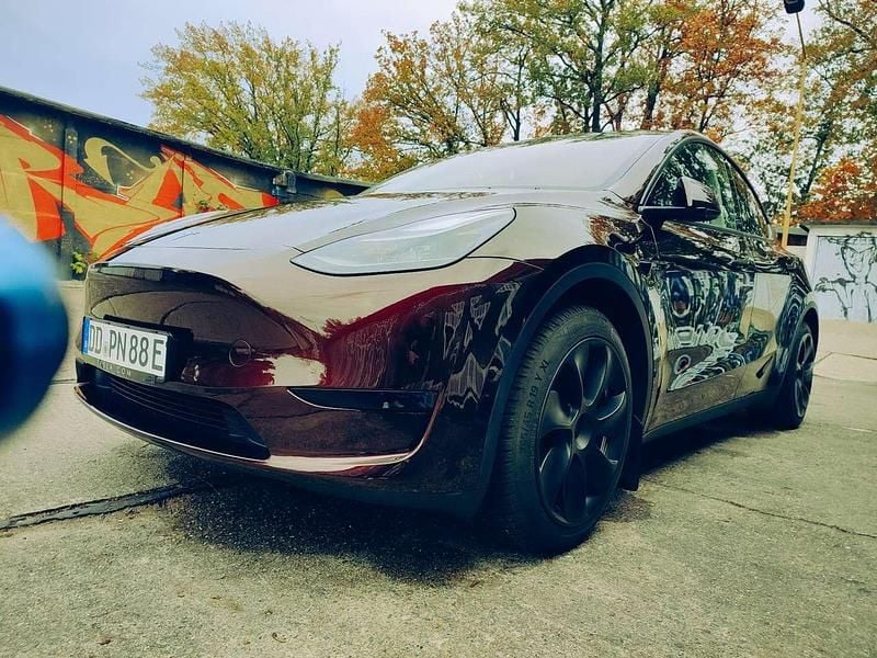 Rot Gebraucht 2023 Tesla Model Y Standard Range SUV | 35.700 € (Fairer Preis) - Bild 1/4
