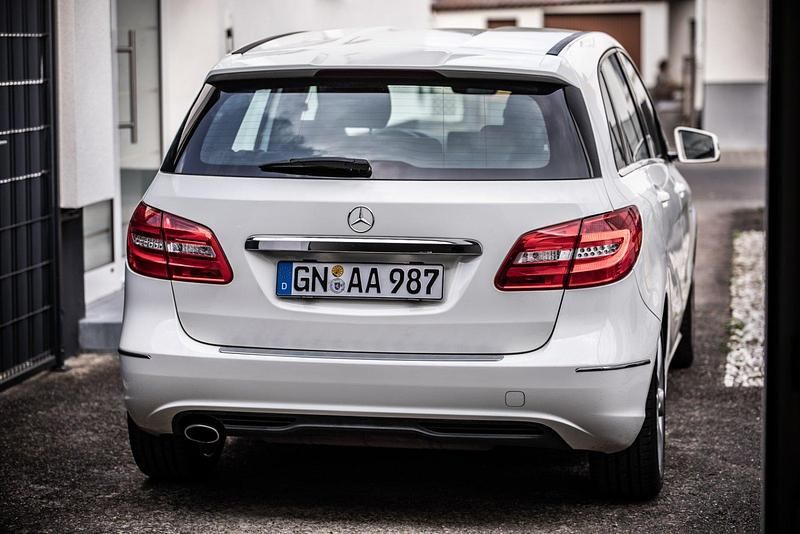 Gebraucht Mercedes B180 125 PS (91 kW) 2012 Weiß Van / Kleinbus