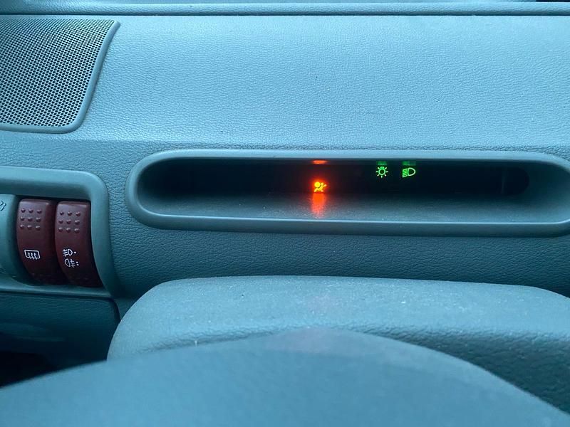 Second-hand Renault Twingo 58 CP (42 kW) 2002 Negru Hatchback