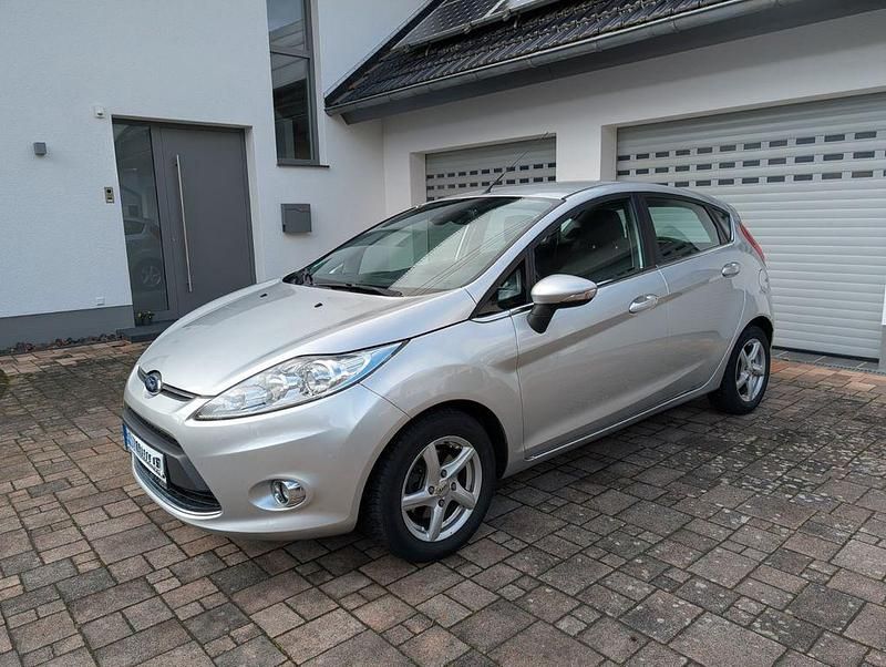 Gebraucht Ford Fiesta Titanium 80 PS (58 kW) 2012 Silber Kleinwagen