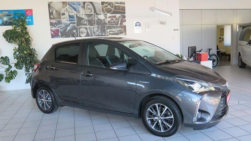Grau Gebraucht 2019 Toyota Yaris Hybrid Club Limousine | 14.700 € (Guter Preis) - Bild 1/4