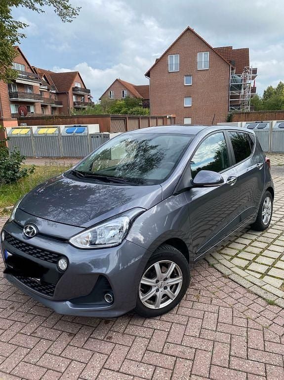 Grau Gebraucht 2016 Hyundai i10 Style Kleinwagen | 12.299 € (Fairer Preis) - Bild 1/4