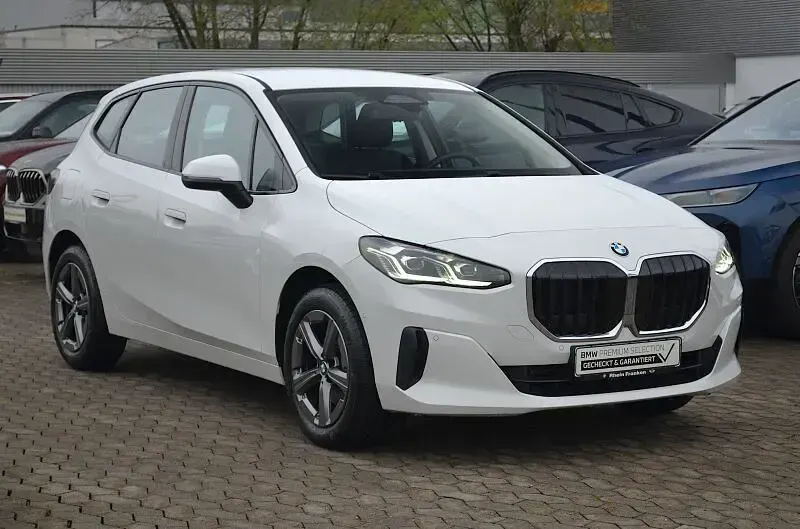 Gebraucht BMW 220 Active Tourer 170 PS (125 kW) 2025 Weiß Van / Kleinbus