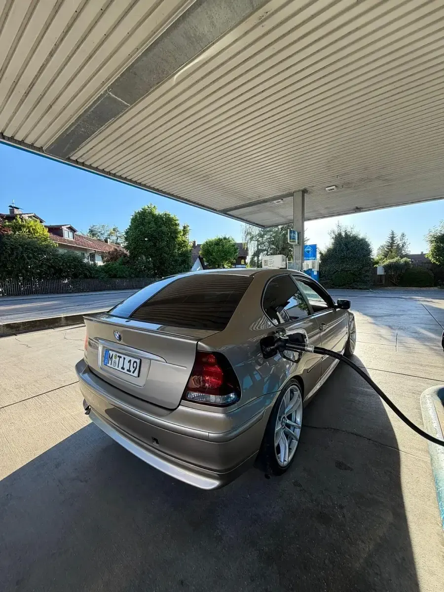 Gebraucht BMW 330 Performance 204 PS (150 kW) 2003 Gold Kleinwagen