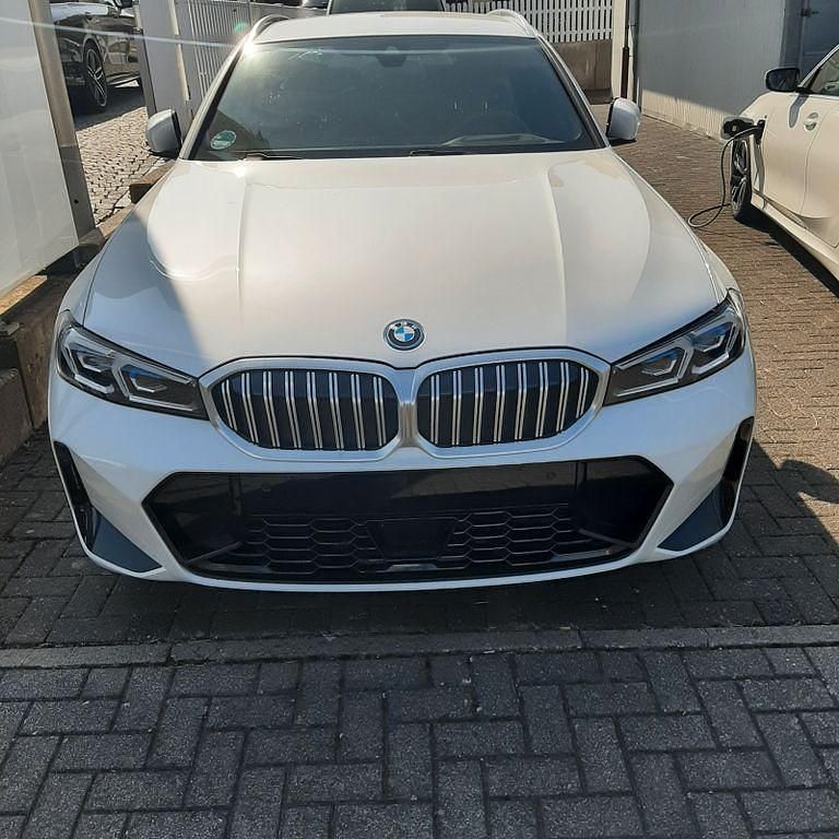 Weiß Gebraucht 2023 BMW 330e M Sport Kombi | 37.950 € (Guter Preis) - Bild 1/4