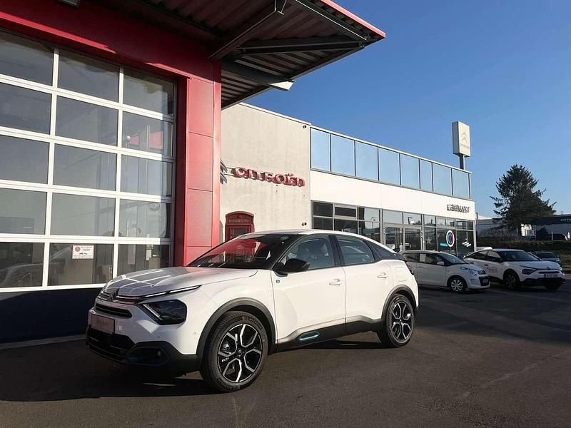 Polarweiß Gebraucht 2023 Citroën e-C4 Feel Limousine | 26.444 € (Teuer) - Bild 1/4