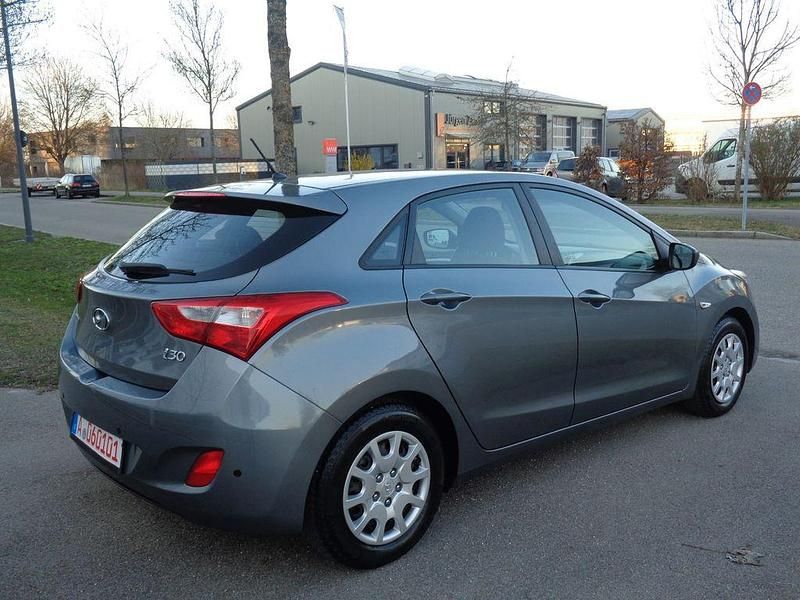 Gebraucht Hyundai i30 Classic 99 PS (72 kW) 2014 Grau Limousine