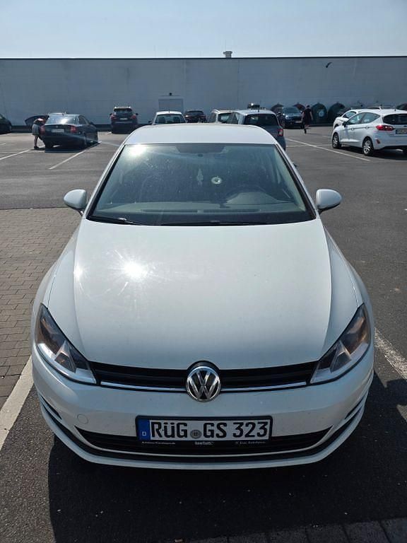 Weiß Gebraucht 2015 VW Golf VII Comfortline Limousine | 6.100 € (Superpreis) - Bild 1/4