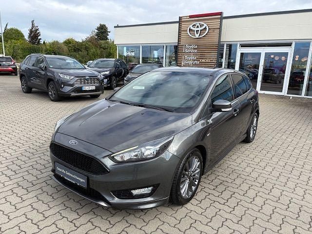 Grau Gebraucht 2017 Ford Focus ST-Line Limousine | 11.950 € (Etwas zu teuer) - Bild 1/4