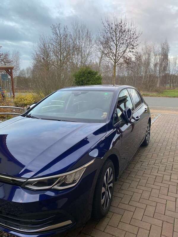 Blau Gebraucht 2023 VW Golf VIII Life Limousine | 22.400 € (Superpreis) - Bild 1/4