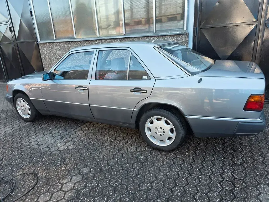 Gebraucht Mercedes E230 132 PS (97 kW) 1992 Silber Limousine