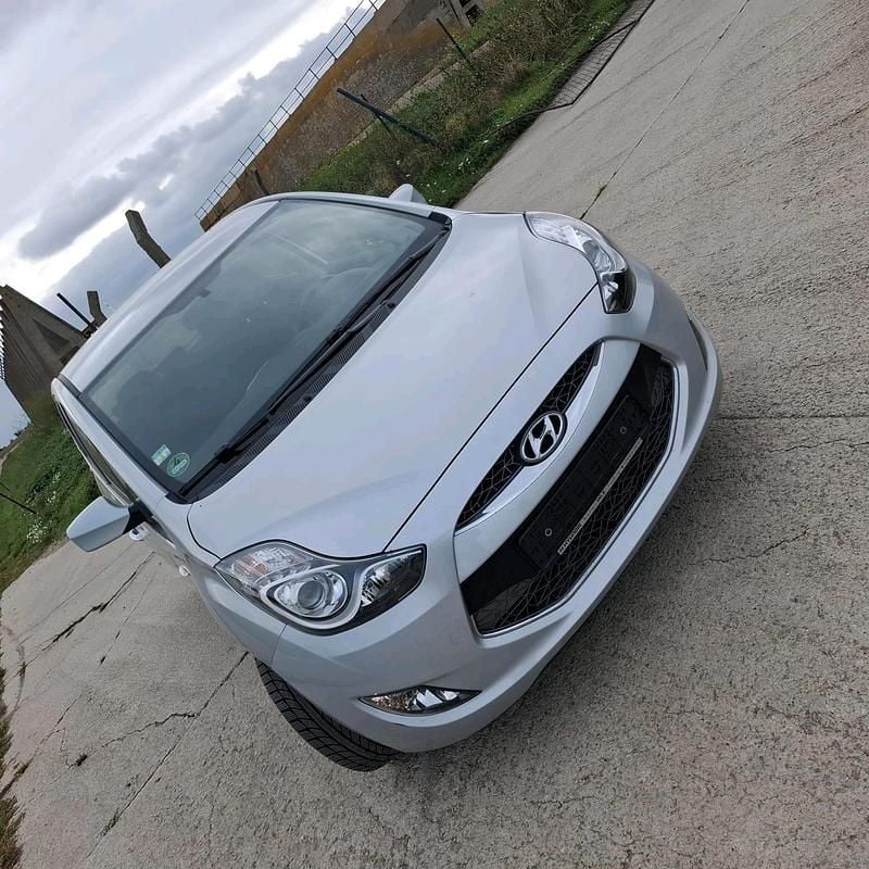 Silber Gebraucht 2011 Hyundai ix20 Kleinwagen | 6.349 € (Superpreis) - Bild 1/4